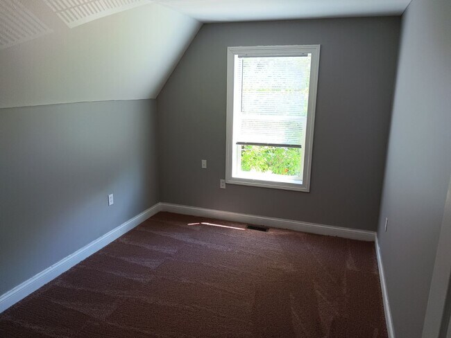 Building Photo - 4 Bed / 2 Full Bath House with Attached Garage — Brand-New Appliances - Built 2006
