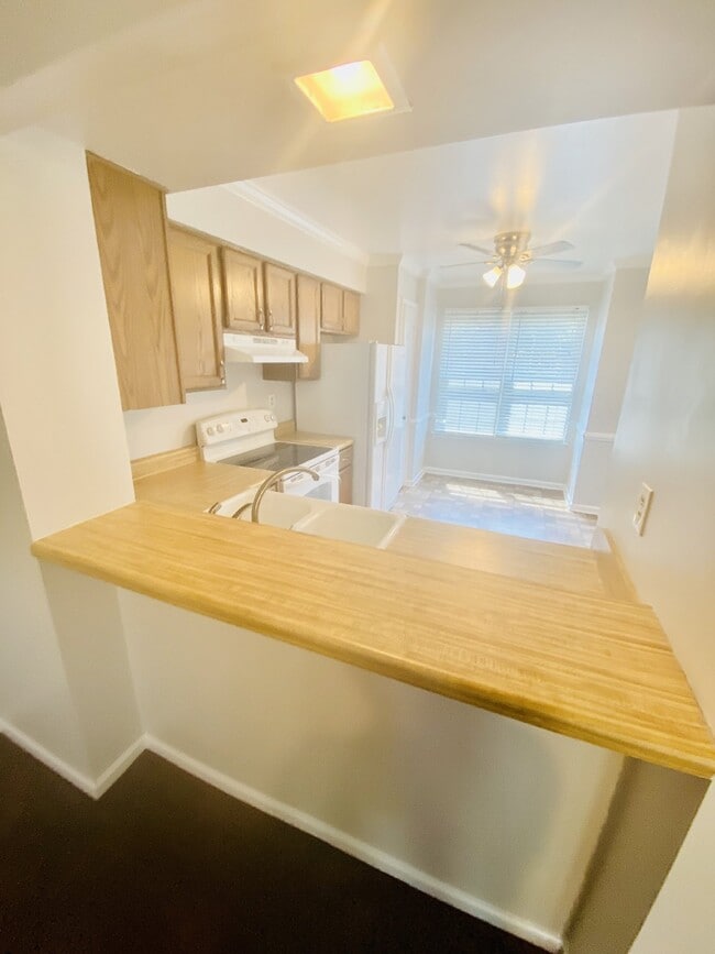Building Photo - Beautiful 2 Bed Waterfront Townhome in Virginia Beach FOR RENT by PMI VA