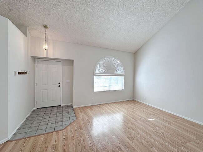 Building Photo - 4 BEDROOM 2.5 BATH HOME