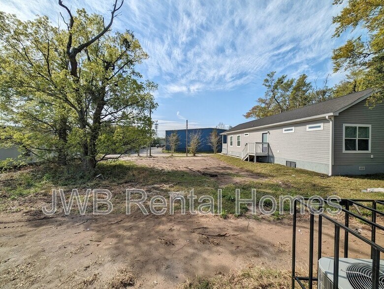 Building Photo - 2037 Meharry Ave