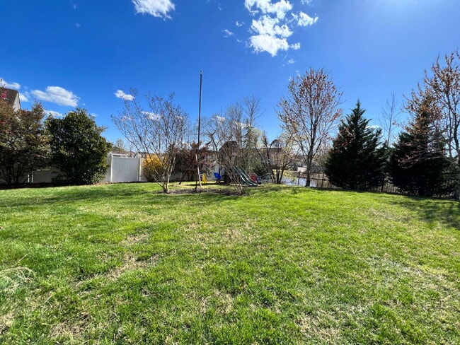 Building Photo - Spacious 4 bedroom home with POOL in sought after neighborhood and schools.