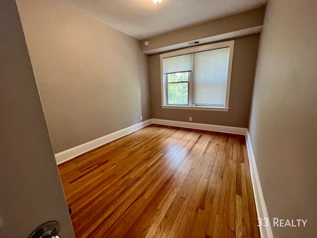 Building Photo - 2 Bed 2 Bath / Oak Park / Laundry in Unit ...