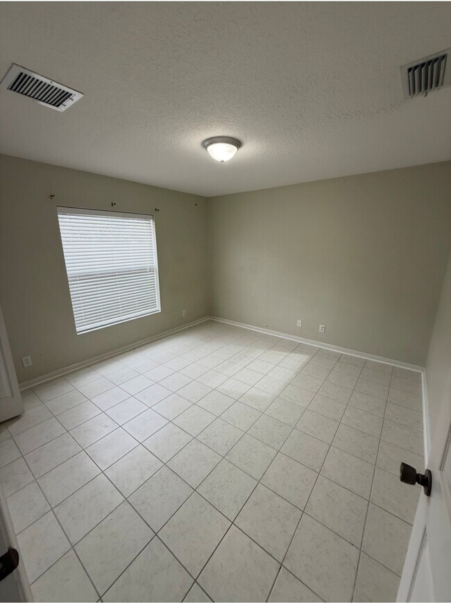 Building Photo - 5776 NW Eskimo Cir