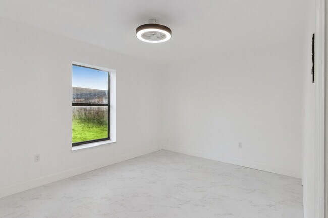 Building Photo - 527 Glade Ct