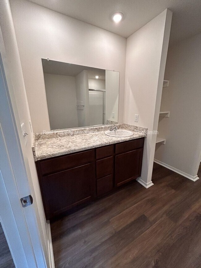 Building Photo - 10640 Cedar Wy