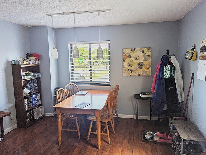 Eat-in Kitchen Area - 384 Surrey Hill Way