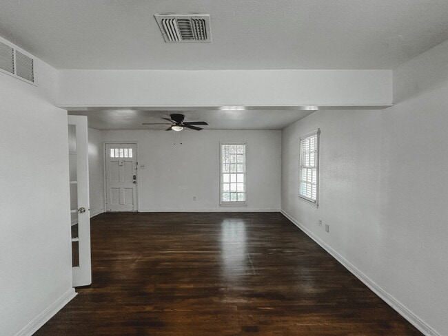 Building Photo - Cute 2/2 with lots of character!