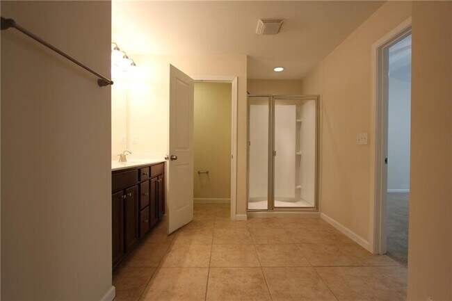 Building Photo - 2132 Greencrest Cir