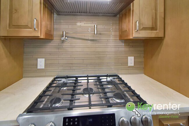 Building Photo - Beautifully Updated 2 Bedroom Condo in Desirable West Pleasanton Foothills
