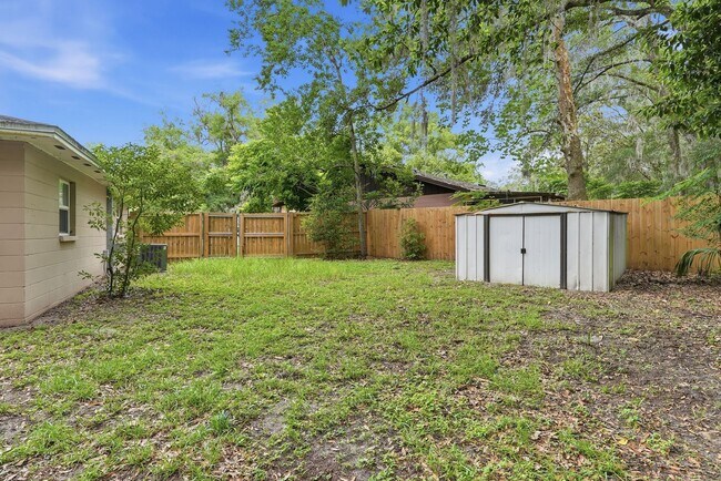 Building Photo - Roomy 3 bedroom 2 bath with great fenced yard