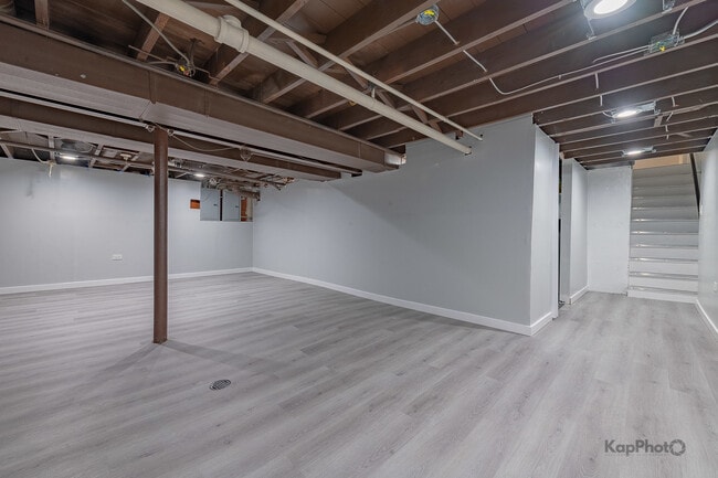 Building Photo - 6259 W Peterson Ave