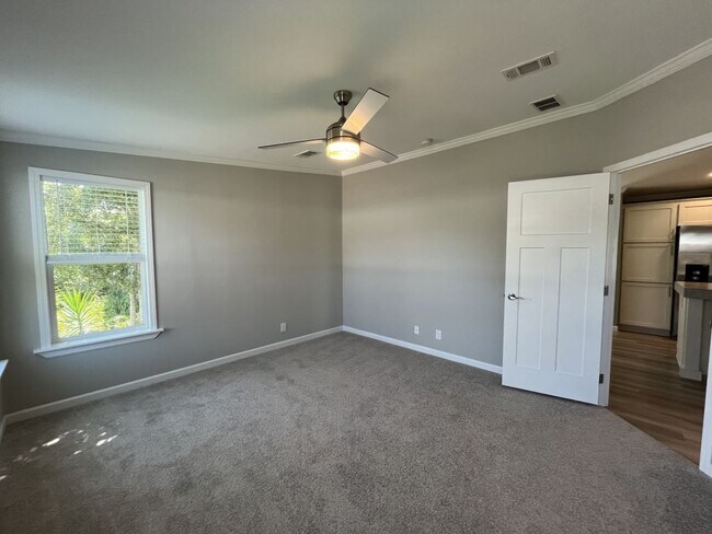 Building Photo - 146 Lakeview Dr