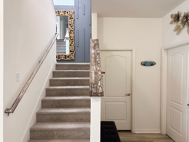 Building Photo - Beautiful 3 bedroom/2.5 bath in NEW Winter...