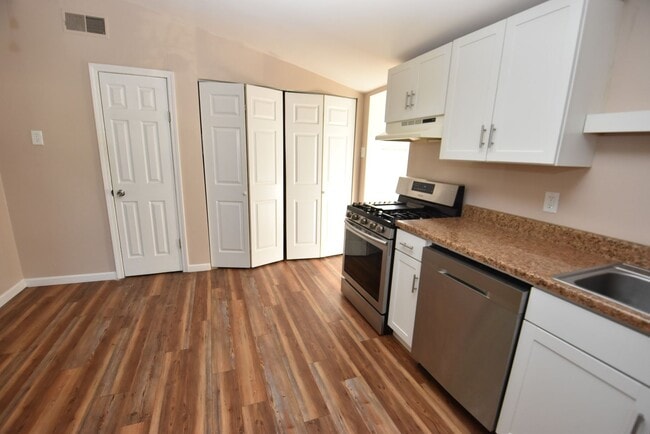 Building Photo - 4 bedroom 2 bath home close to UP Mall
