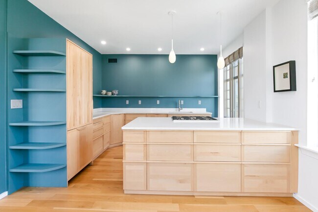 Building Photo - 1525 N Front St