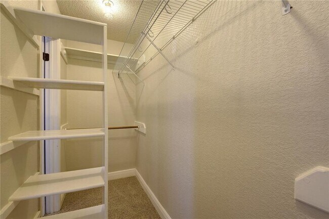 Building Photo - 15811 De Peer Ave
