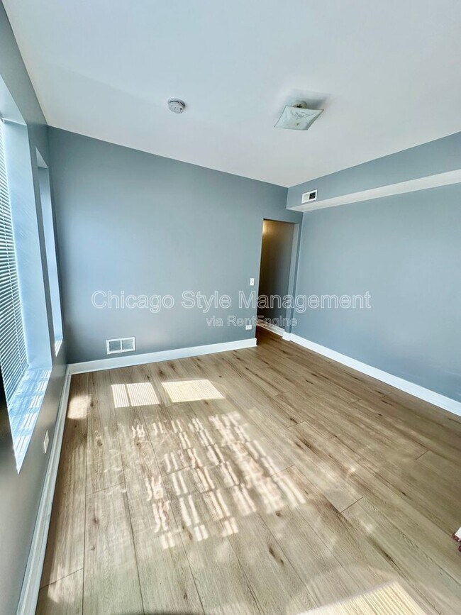 Building Photo - 3302 W Fulton Blvd