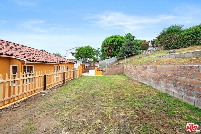 Building Photo - 3715 Homeland Dr