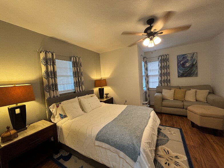 Building Photo - 402 Hillside Ave