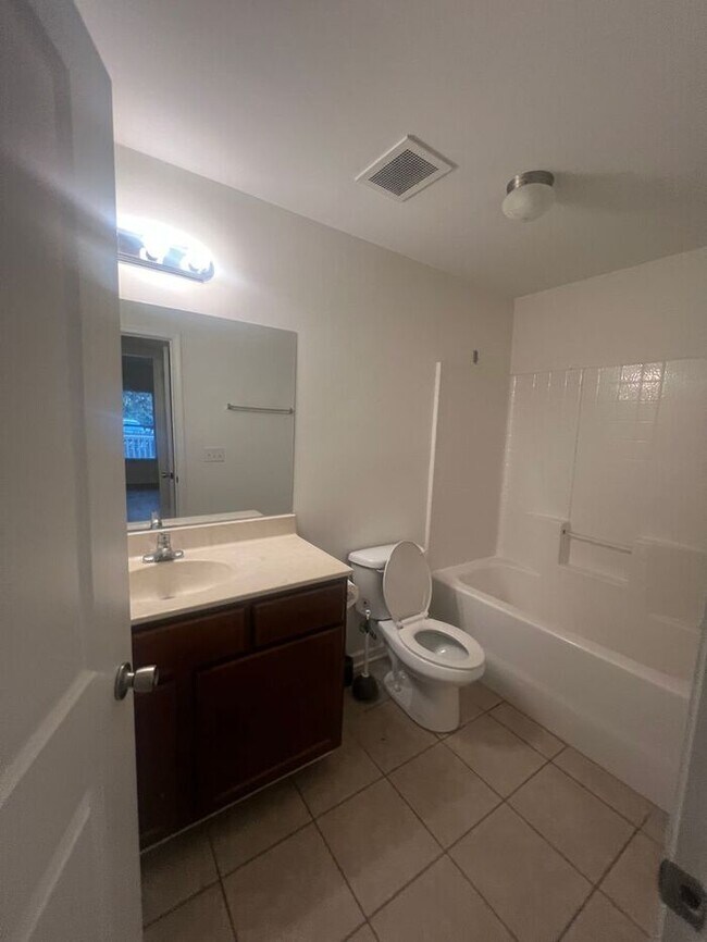 Building Photo - Central Wilmington, ground floor end unit, large 2 BR with porch(The Gardens)