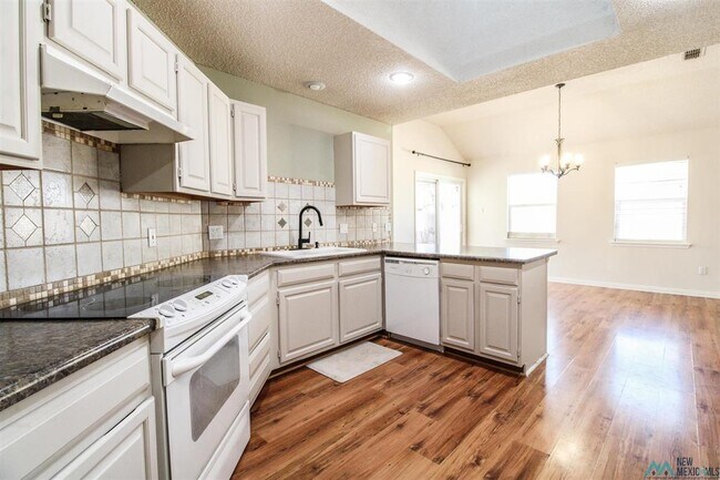 Building Photo - 2140 Northglen Dr