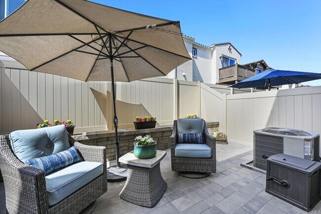 Building Photo - GORGEOUS 3 Bed Townhouse w/ EV & Solar