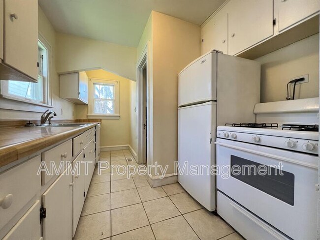 Building Photo - 421 19th St NE
