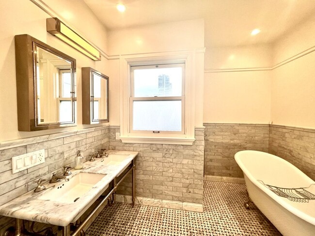Building Photo - Welcome to North Beach! Premier 1 bed/ 2 B...