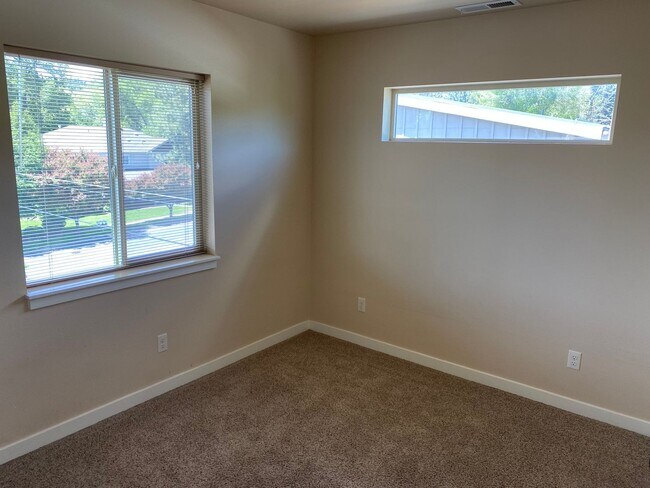 Building Photo - 4 Bed/3 Bath Townhome in NW Bend - Newport...
