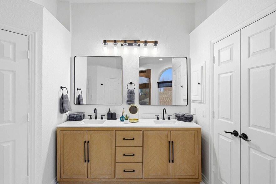 Building Photo - 5717 Christy Ln