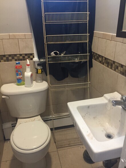 Building Photo - 33 Poplar St