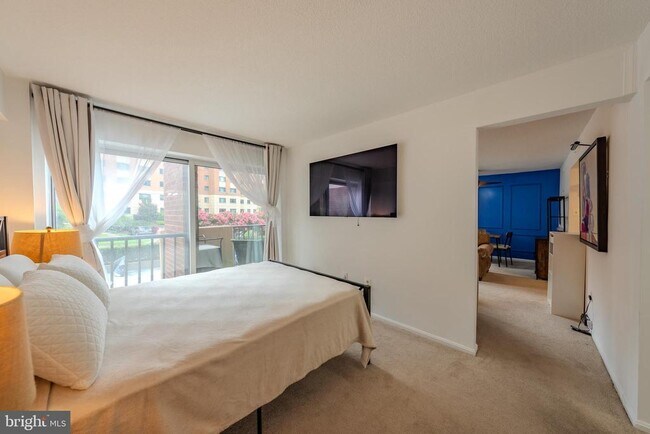 Building Photo - 1300 Army Navy Dr