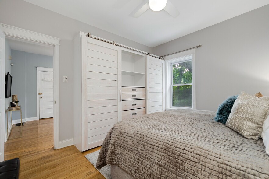 Building Photo - 3805 N Ravenswood Ave