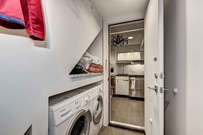 Building Photo - Renovated Contemporary - Available FURNISHED or unfurnished RENTAL