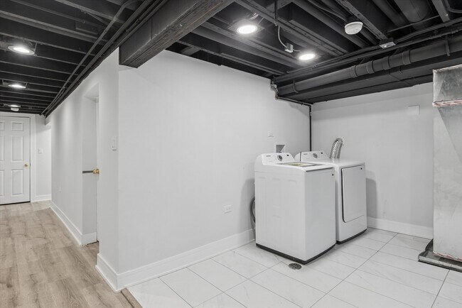 Building Photo - 4044 W Kamerling Ave