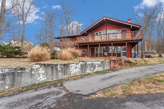 Building Photo - Mid-Century Lodge Home in Frederick with 6...