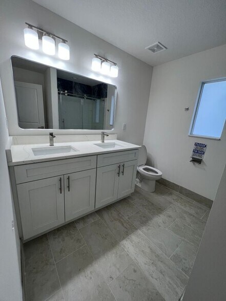 Building Photo - 5915 Seagrape Dr