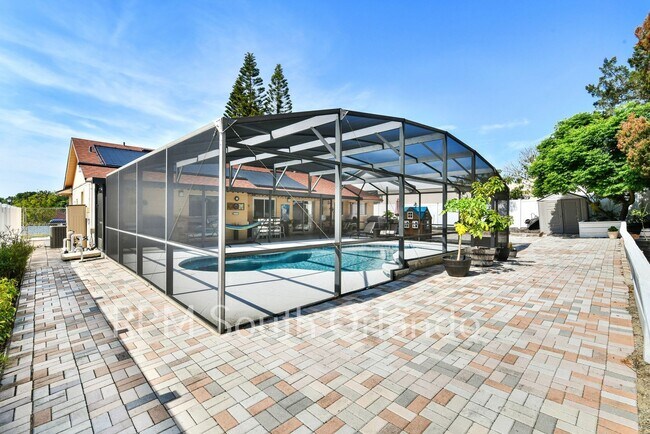 Building Photo - 4 Bedroom, 2 bathroom, 2 car garage, pool, backyard, close to Universal Studios and International...