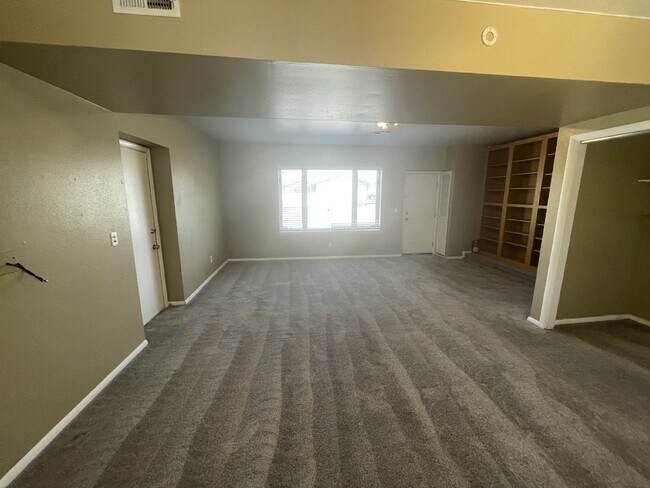 Building Photo - Spacious 6-Bed Oasis with Finished Basement & Cozy Fireplace.