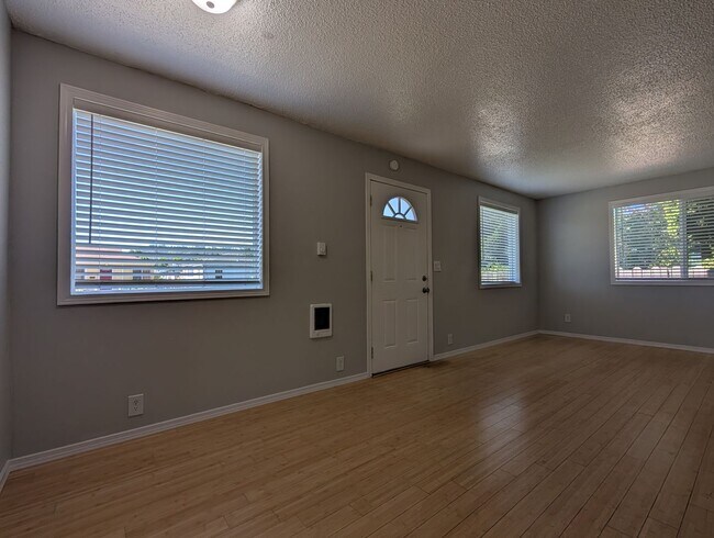 Building Photo - Fantastic 2-Bedroom, 2-Bath Home With Bonus Space!