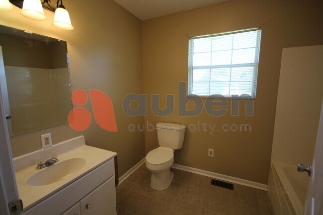 Building Photo - Quiet 3 Bedroom 2 Bath with Creek Access