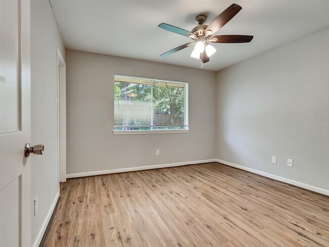 Building Photo - 2030 Lone Rock Dr