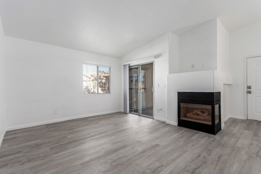 Building Photo - 2110 Los Feliz St