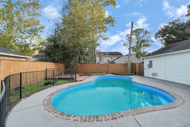 Building Photo - 3919 Fernglade Dr