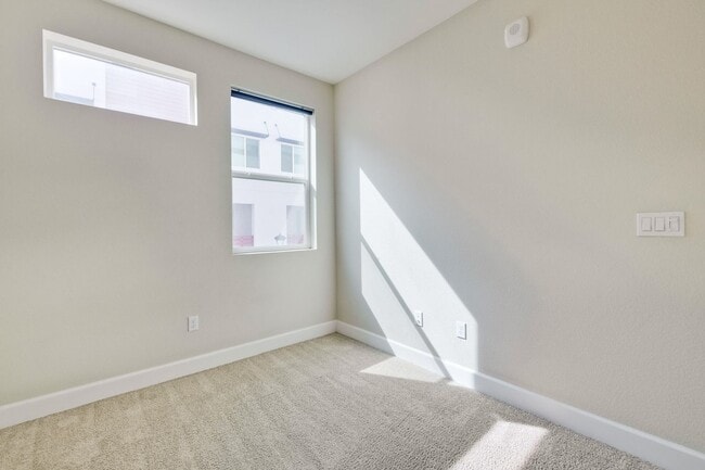 Building Photo - 3 bed 3 bath home in Blossom Hill area!