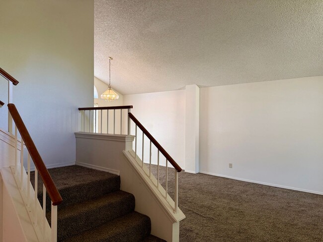 Building Photo - 4 Bed, 2.5 Bath Home with 3-Car Garage in Clovis Unified School District