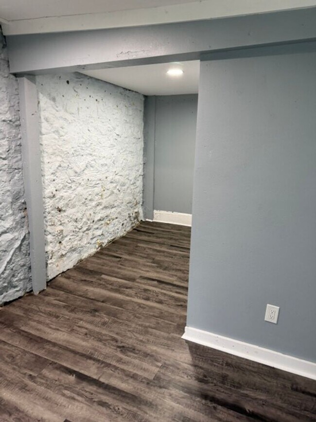 Building Photo - Updated 2-bedroom, 2-story home in the heart of Kansas City!