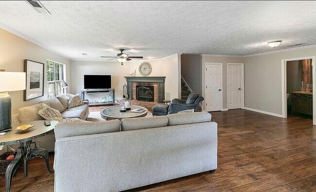 Building Photo - 4 Bedroom Home In Knoxville