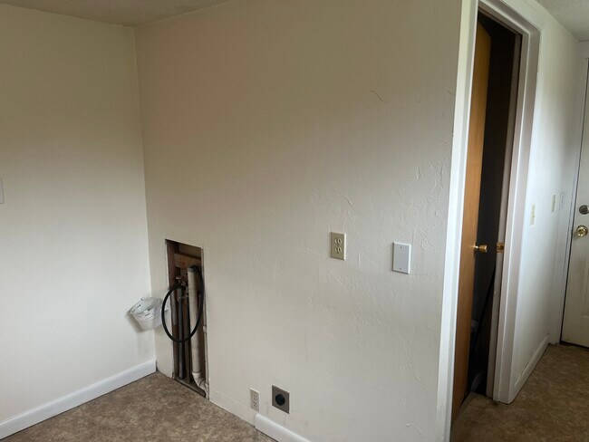 Washer and dryer hookups - 1013 Arizona Ave