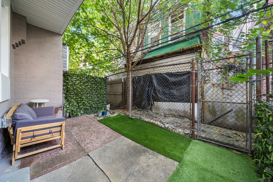 Building Photo - 1542 N Hollywood St